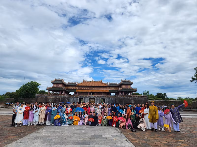 身穿越南传统服饰的海外越南青年合影。
