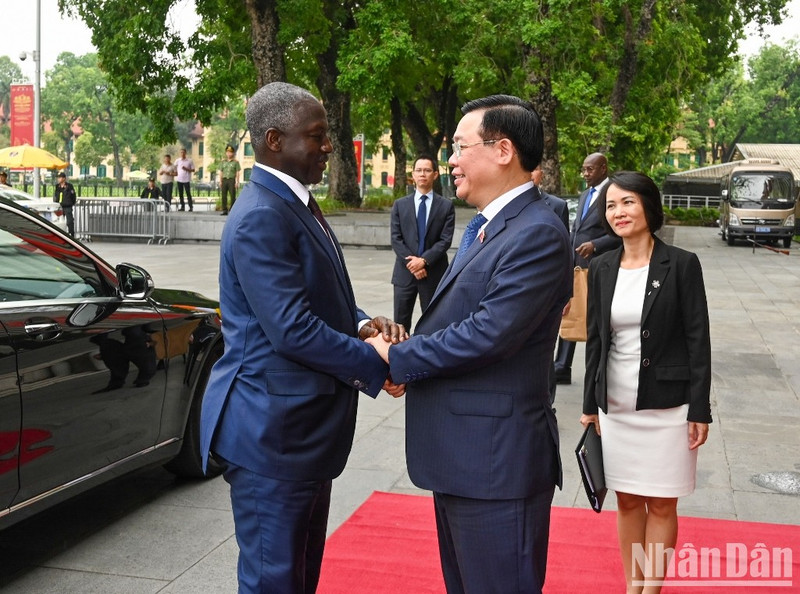 越南国会主席王廷惠迎接科特迪瓦国民议会议长阿达马·比克多戈。