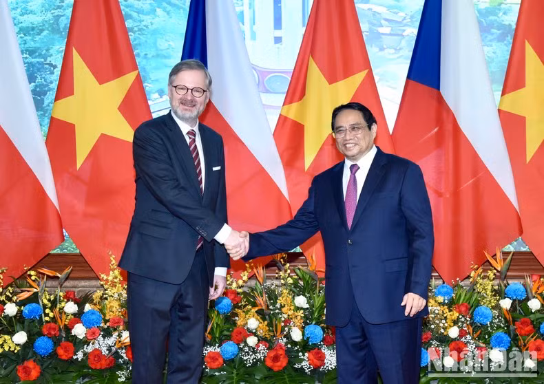 越南政府总理范明正与捷克总理彼得•菲亚拉。（图片来源： 陈海 摄）
