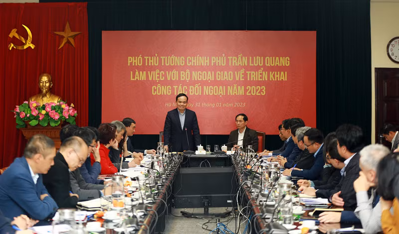 陈流光副总理同外交部进行座谈。（图片来源：VGP）