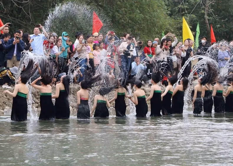 白傣族姑娘在洗头节。