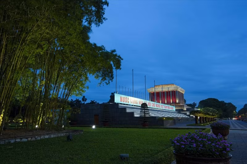 胡志明主席陵、巴亭广场是首都河内的典型形象。