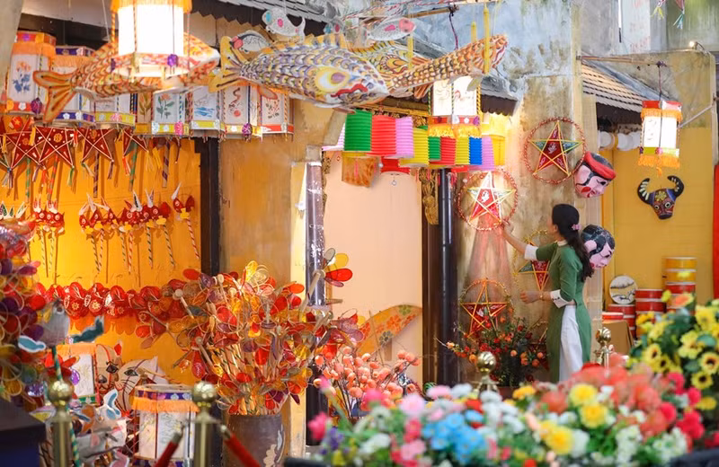 河内市古街区的街头文化空间已在河内升龙遗产保护中心再现，展示各种各样的传统中秋灯笼。