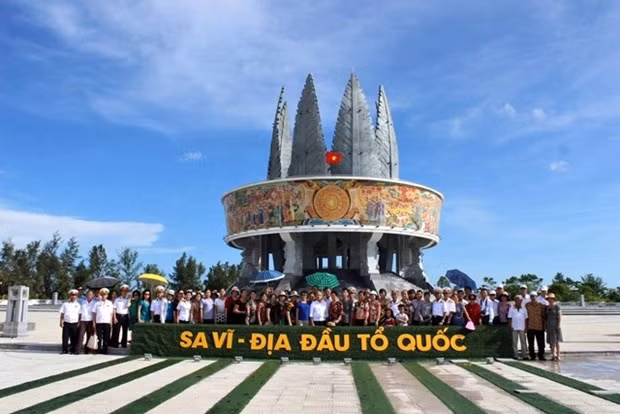 前往芒街的国内游客比疫情发生前的高峰期更加拥挤。