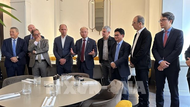 越南驻法国大使丁全胜与越南驻法国贸易投资机构代表。（图片来源：越通社）