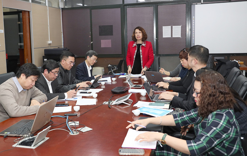 越南卫生部副部长阮氏莲香在卫生部公共卫生事件应急中心（PHEOC）的会议上发表讲话。