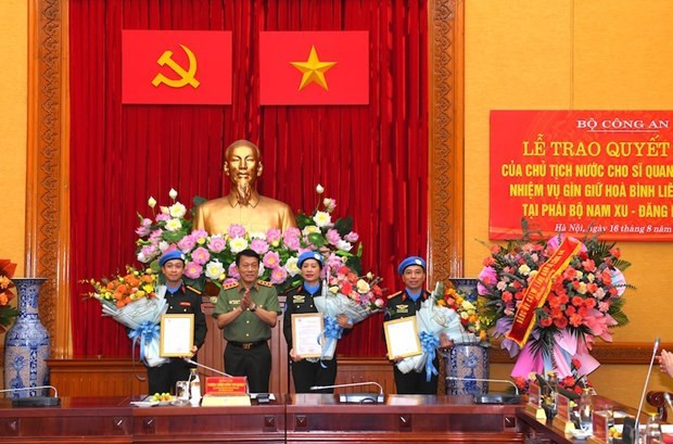 向2023年被派遣赴南苏丹特派团执行维和任务的3名人员授予国家主席的决定。