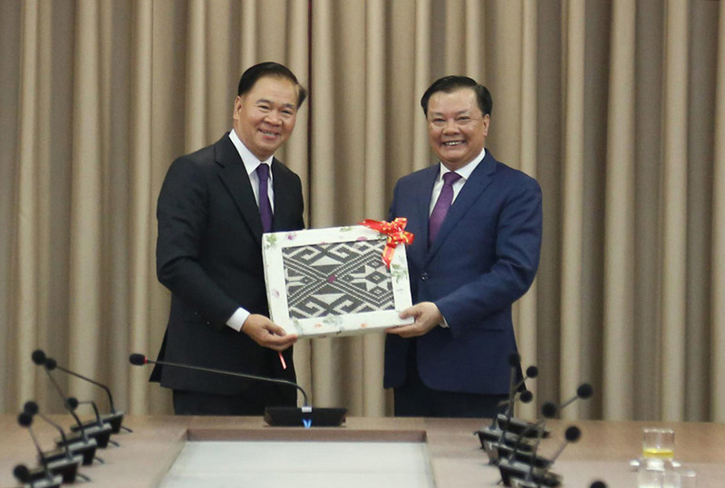 河内市委书记丁进勇会见老挝人民革命党中央书记处书记、中央办公厅主任通沙立·蒙诺梅。（图片来源：新河内报）