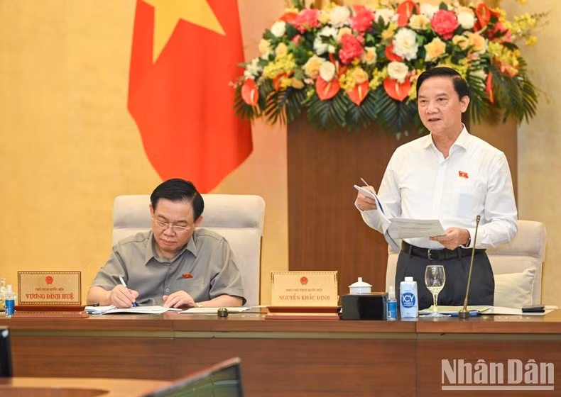 越南国会副主席陈克定在会上发表讲话。