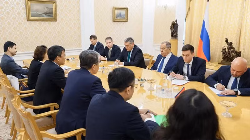 阮明武副部长礼节性拜见了俄罗斯外长谢尔盖·拉夫罗夫（Sergey Lavrov）。