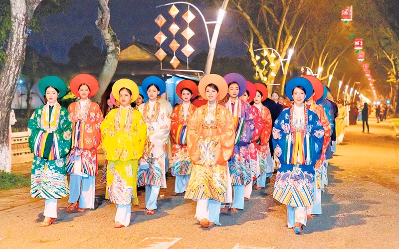 在顺化皇城夜间的传统长衣秀。