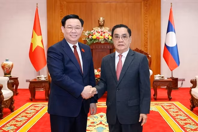 国会主席王庭惠与老挝前政府总理通辛•坦马冯以及两国代表合影。