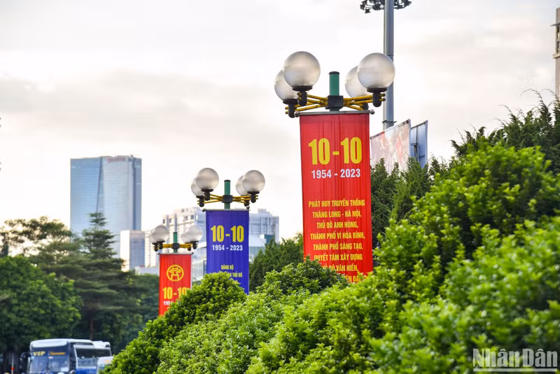 弘扬升龙-河内传统，英勇之都，致力于和平之城。