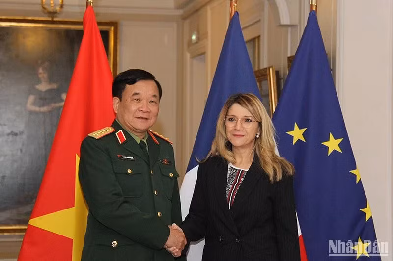 越南国防部副部长黄春战上将会见法国政府负责老兵事务的国务秘书Patricia Miralles女士。