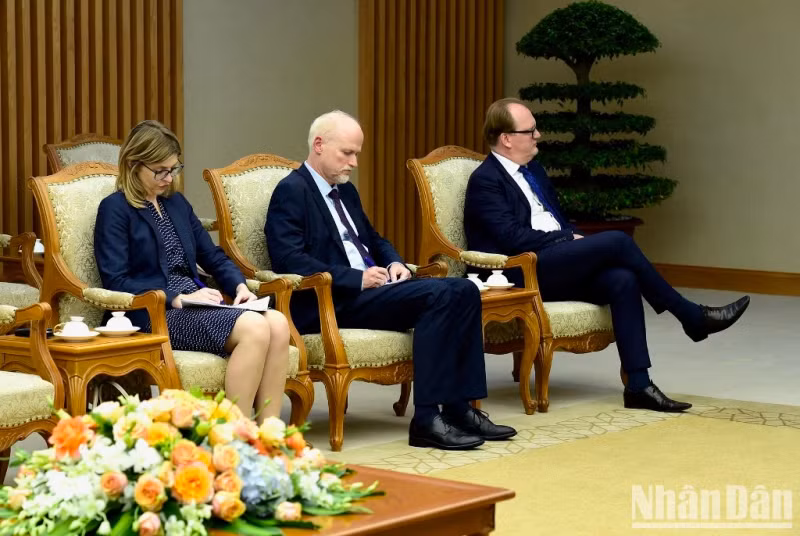 经合组织织代表团代表出席会见。