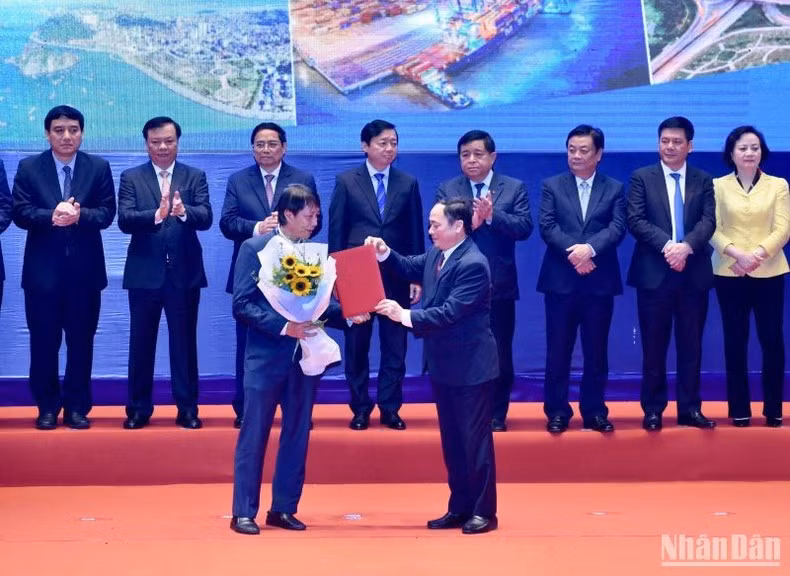 兴安省代表为来省投资的企业颁发投资证书。