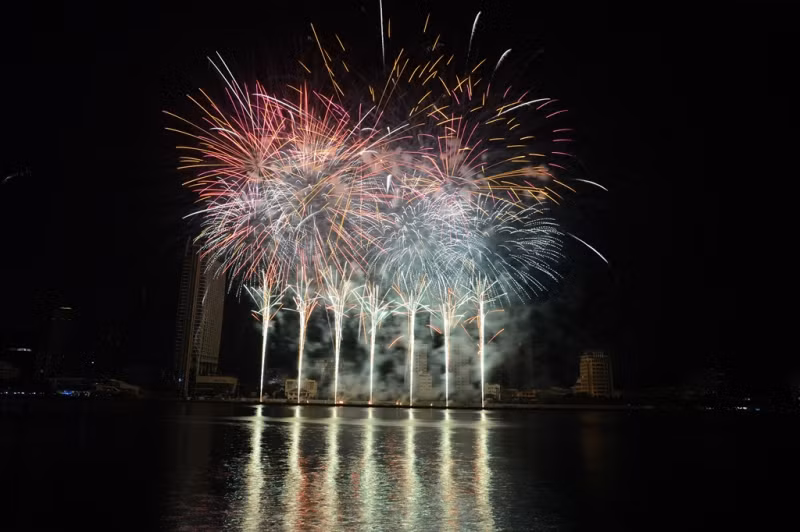 越南岘港烟花队的表演。