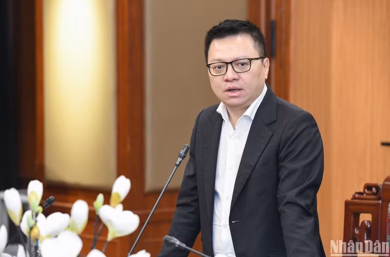 黎国明同志代表《人民报》编辑部、工作人员、记者和编辑员祝反腐败和经济犯罪调查警察局干部战士们新年身体健康，繁荣昌盛。