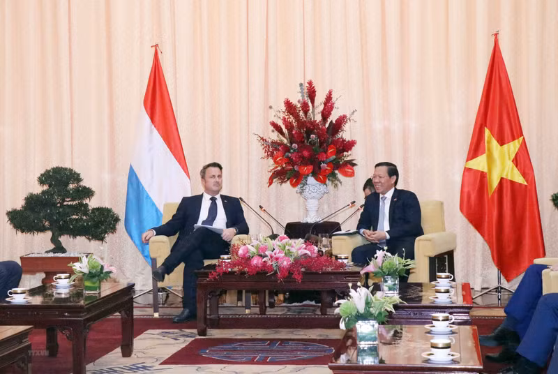 胡志明市人民委员会主席潘文买会见卢森堡大公国首相格扎维埃·贝泰尔。（图片来源：越通社）