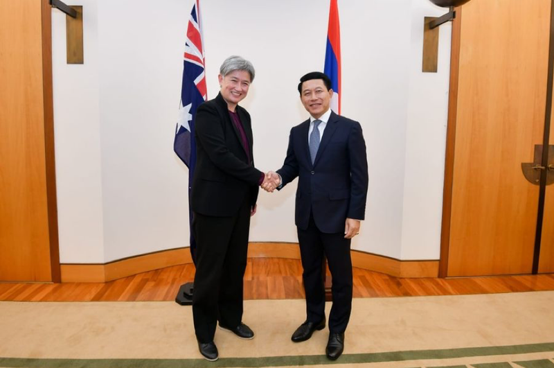老挝外交部部长沙伦塞·贡马西和澳大利亚外交部部长黄英贤。（图片来源：越通社）