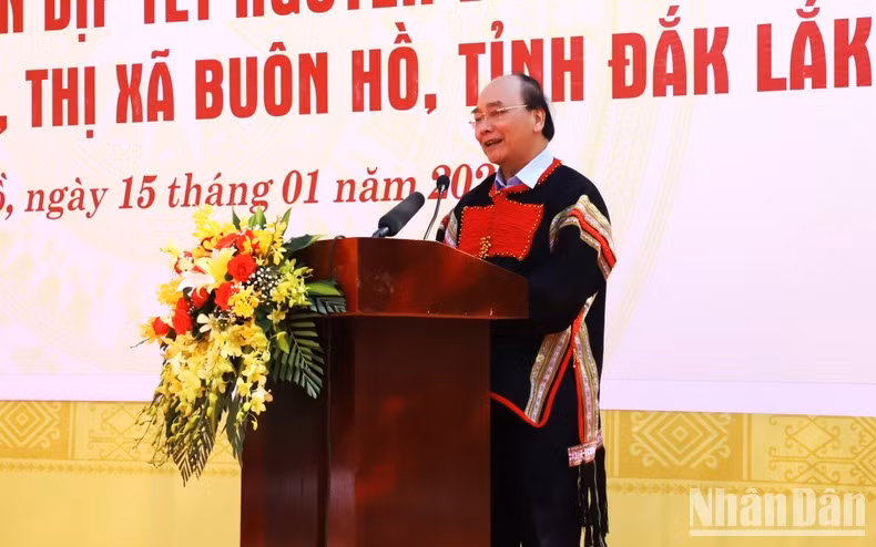 阮春福主席向奔胡市安乐坊征村同胞拜年。