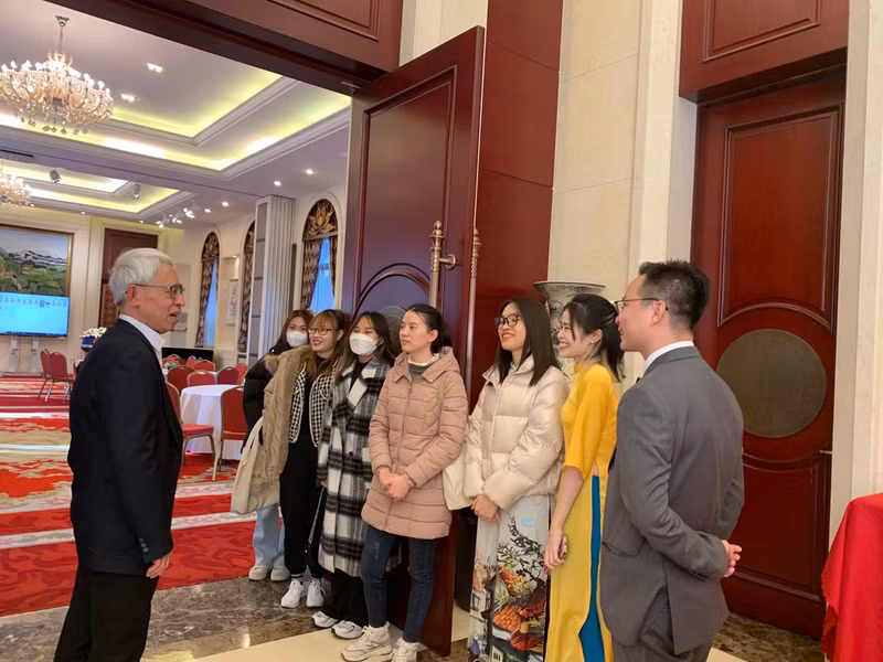 范星梅大使同在华越南留学生亲切交谈。（杜有兴 摄）