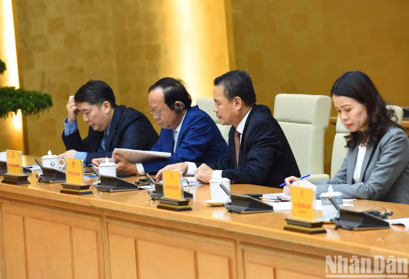 越南各部委领导代表出席会见。