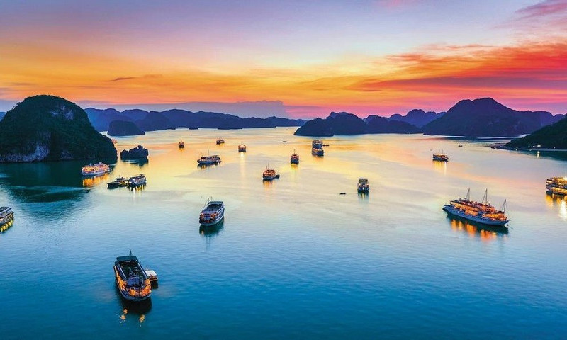 下龙湾黄昏美景。