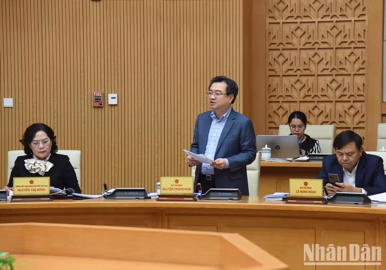 越南建设部部长阮青毅发表讲话。