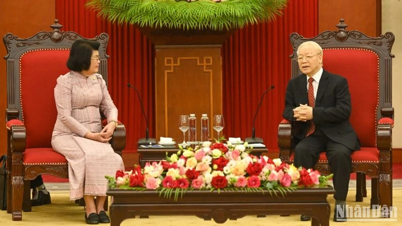 越共中央总书记阮富仲会见柬埔寨王国国会主席昆索达莉。