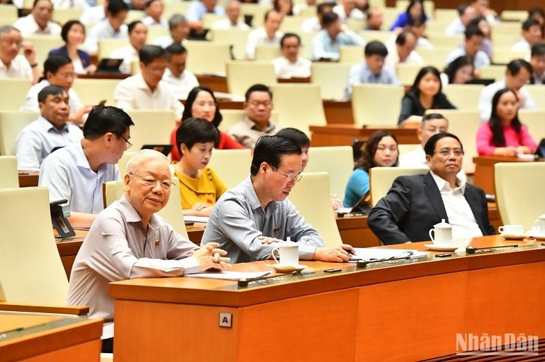 阮富仲总书记、国家主席武文赏、政府总理范明正出席质询活动。