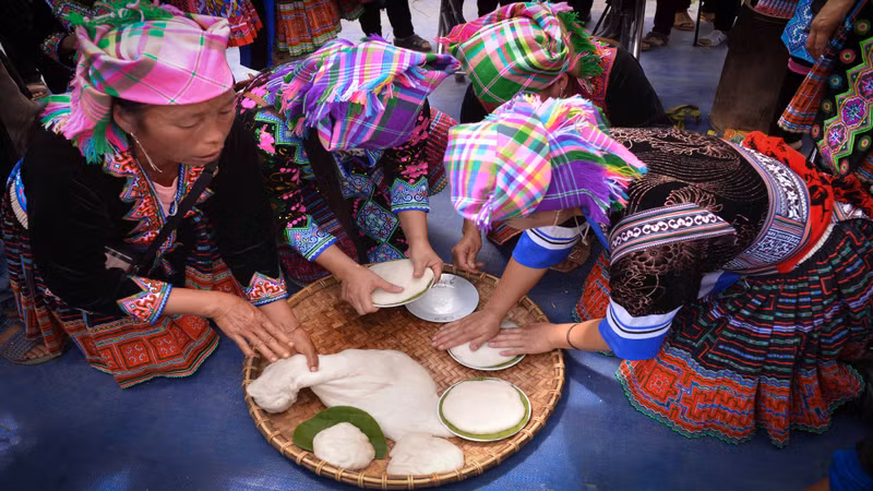 按照赫蒙族人的看法,圆形的糍粑象征着月亮和太阳——诞生人类和地球上万物之源。 按照赫蒙族人的看法,圆形的糍粑象征着月亮和太阳——诞生人类和地球上万物之源。