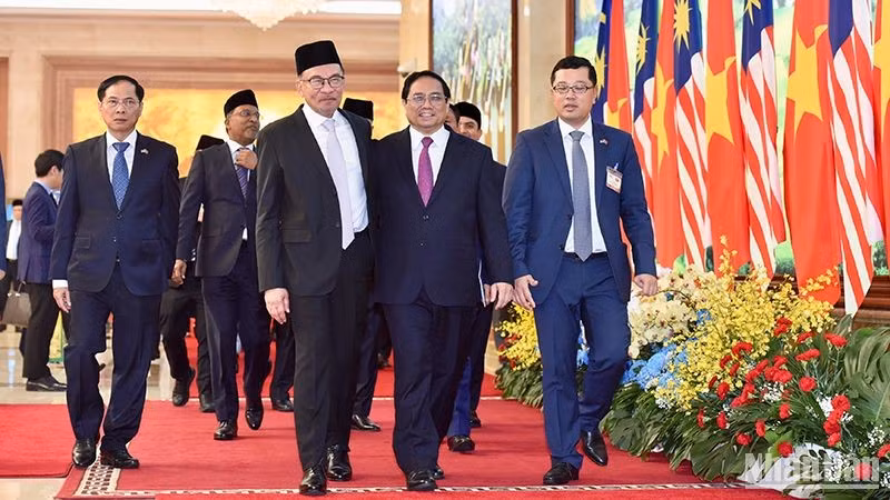 范明正总理同马来西亚总理安瓦尔·易卜拉欣前来出席各项合作文件签字仪式。