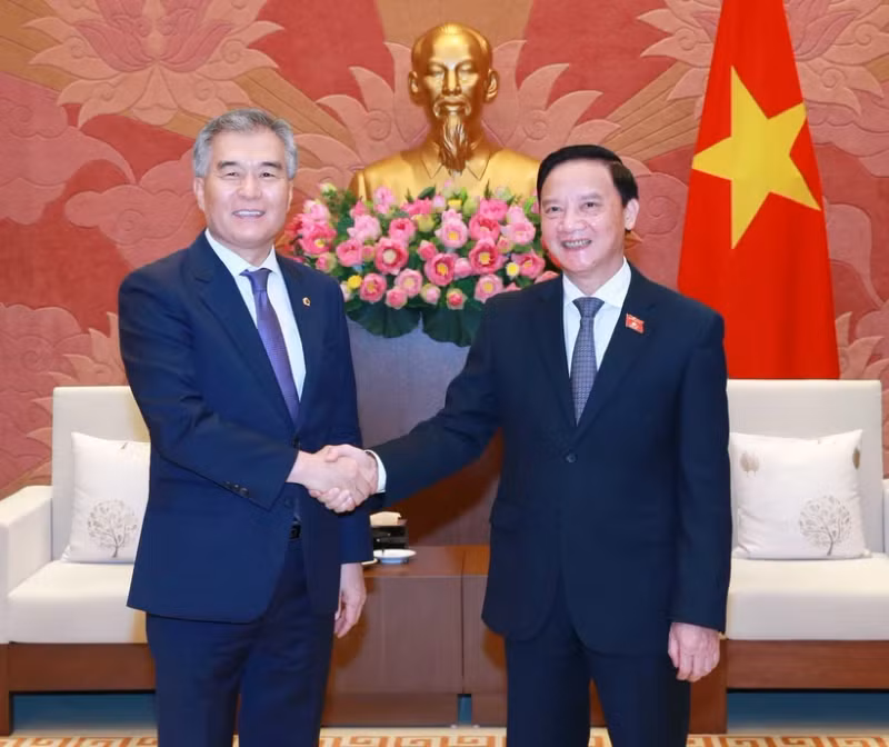 越南国会副主席阮克定会见韩国首尔市议会主席金贤基。（图片来源：越通社）
