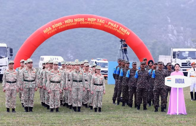 参加演习的两国军官。（图片来源：越通社）