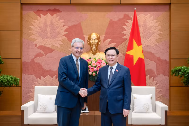 越南国会主席王廷惠会见法国驻越南大使尼古拉斯·沃纳里。（图片来源：国会官网）