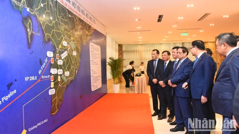 范明正总理倾听有关B区块-乌门天然气系列项目的介绍。