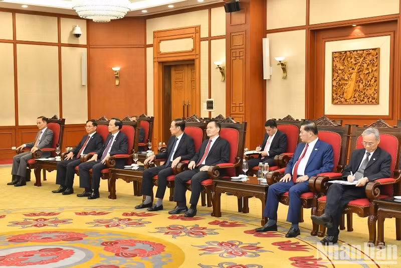 出席会见的越南代表团。