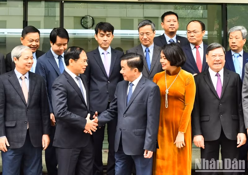 陈锦秀同志和各位越南驻外代表机构首席代表。