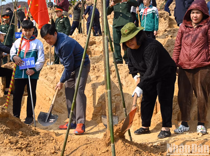 各位代表在启动仪式上植树。