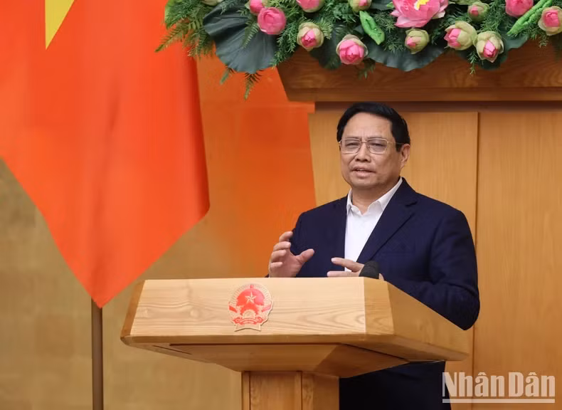 范明正总理在会议上发表讲话。