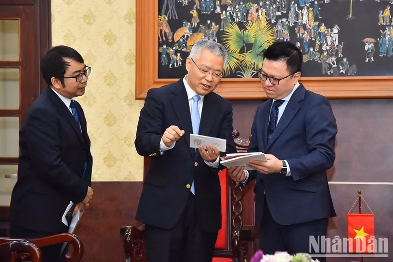 黎国明同志与胡兆明同志在会见期间交谈。