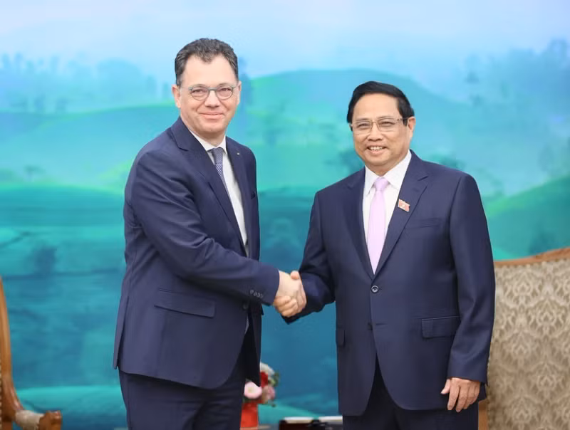 越南政府总理范明正会见罗马尼亚经济、创业和旅游部长斯特凡·拉杜·奥普雷亚。（图片来源：越通社）