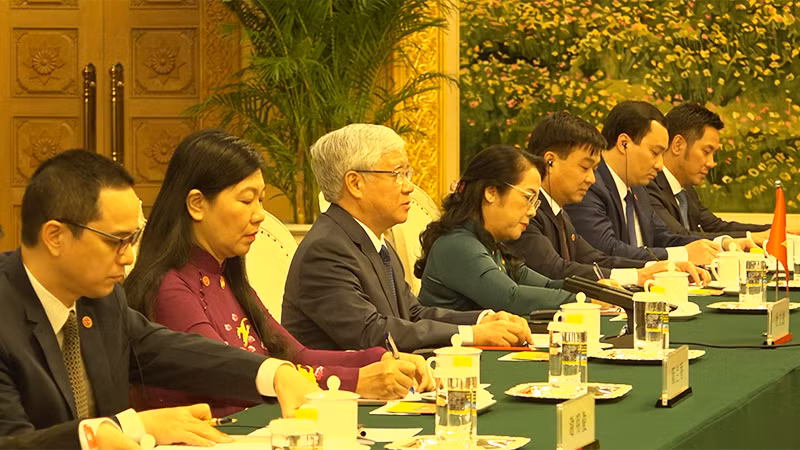 杜文战同志在会谈中发言。（阮胡君 摄）