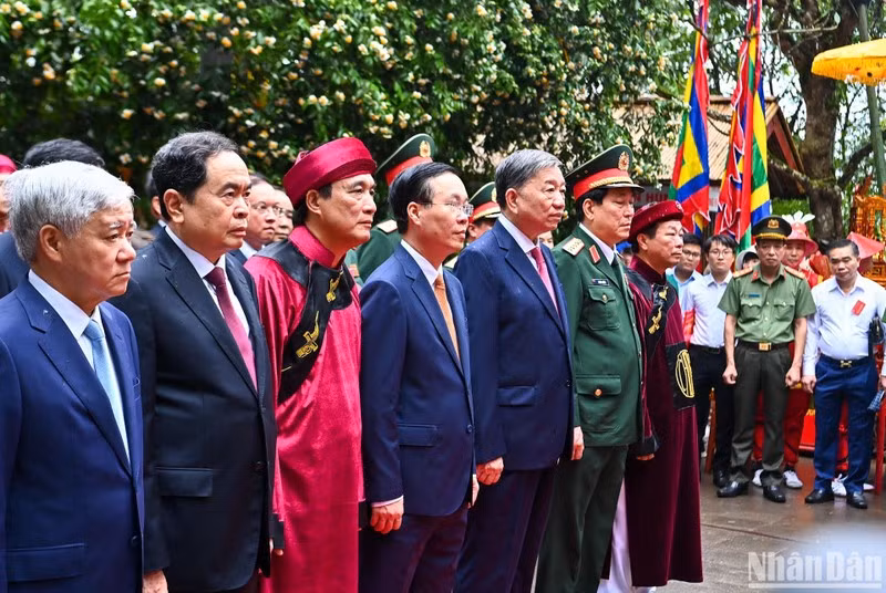 党、国家领导人向各位雄王敬香。