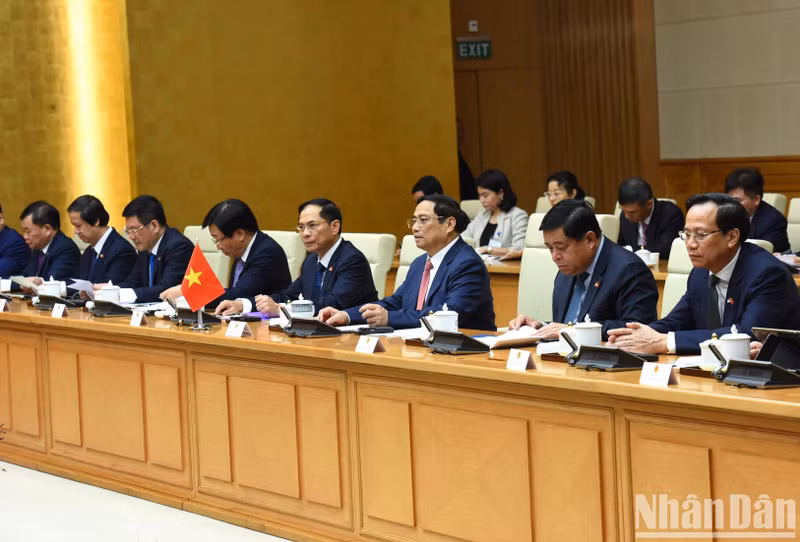 范明正总理和越南政府成员同李显龙总理一行举行会谈。