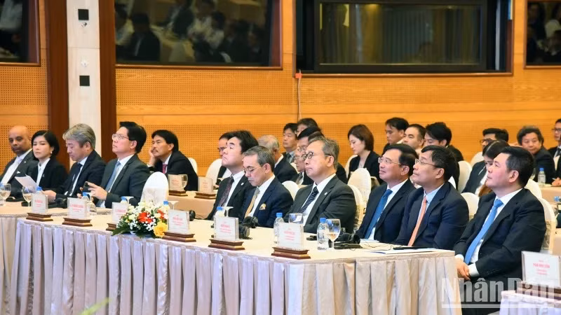 各部委单位代表出席仪式。