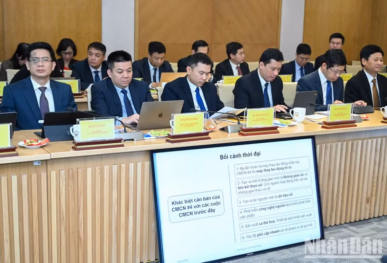 与会代表听取通信传媒部副部长阮辉勇作关于越南数字化转型结果的报告。