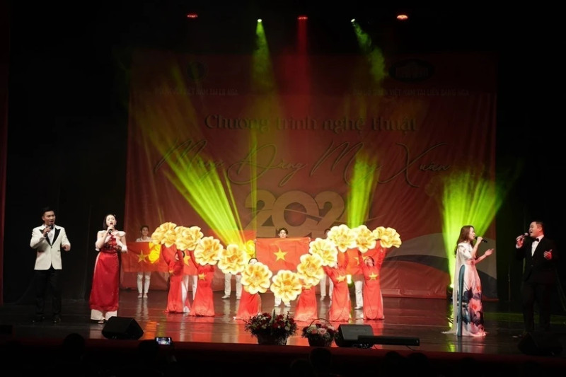 旅居俄罗斯越南人举办文艺表演迎新春。