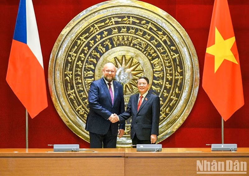 国会副主席阮德海同捷克众议院副议长扬·巴尔托谢克握手。